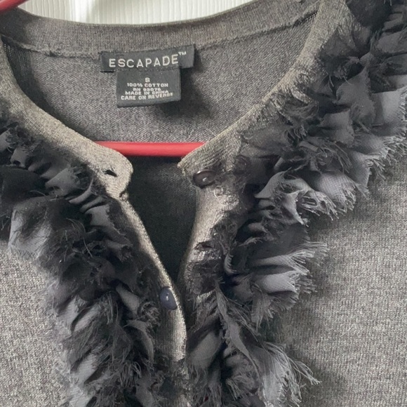 Escapade cardigan with ruffled raw edge. - Picture 3 of 6